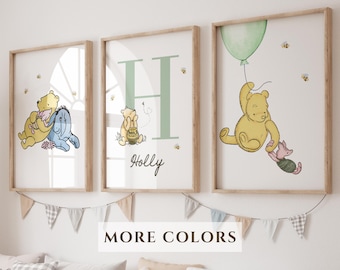 Set di 3 stampe personalizzate di Winnie the Pooh per la cameretta del bambino. Decorazioni per la cameretta con il nome del bambino. Decorazioni classiche per la cameretta con Winnie the Pooh. Quadri da parete con l'orso Pooh.