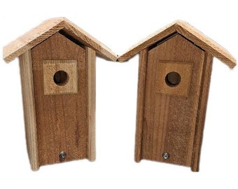 Può includere: Due casette per uccelli in legno con un design semplice. Ogni casetta ha un'apertura quadrata per consentire agli uccelli di entrare.