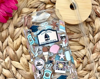 Può includere: Un bicchiere di vetro trasparente con coperchio in bambù e cannuccia trasparente. Il bicchiere è decorato con adesivi colorati a tema spiaggia, tra cui una barca a vela, stelle marine e le parole "Cousins Beach".