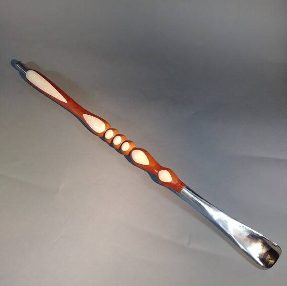 Indulgences peu de la vie. Padouk et érable 30" chausse-pied long en bois. Enregistre vos chaussures et votre dos. Indulgences peu peu peu de la vie. Padouk et érable 30" chausse-pied long en bois. Enregistre vos chaussures et votre dos. d47786