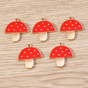 10 stks cartoon paddestoelen emaille bedels, DIY handgemaakte legering druppelen olie hanger, kleine creatieve charme, sieraden bedel voor oorbel ketting maken