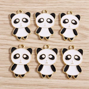 Lindo dije de esmalte de panda gigante de dibujos animados, colgante de aleación hecho a mano con aceite de goteo, pequeño dije creativo, dijes de joyería para hacer aretes y collares.