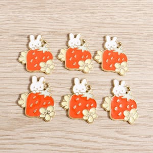 10 STKS Cartoon aardbei konijn emaille bedel, DIY handgemaakte oliedruppel hanger, kleine creatieve charme, sieraden bedel voor oorbel ketting maken