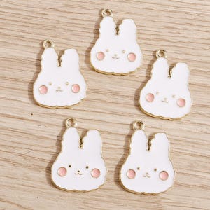Cartoon schattig klein wit konijn emaille bedel,doe-het-zelf-handgemaakte legering oliedruppelhanger, creatieve bedel, sieraden bedel voor oorbel ketting maken