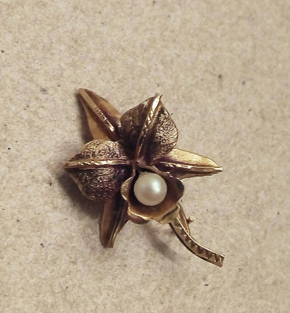 18k gold orchid flower brooch with round pearl / … - image 1