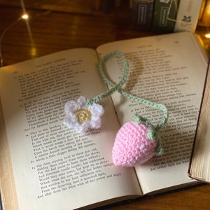 Pink Strawberry Bookmark Crochet Cottagecore, Book Accessories, Handmade Bookmark, Bookstagram, Booktok Gift, Kawaii image 3