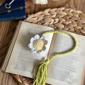Daisy Flower Bookmark Crochet Cottagecore Book Accessories String Handmade image 1