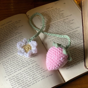 Pink Strawberry Bookmark Crochet Cottagecore, Book Accessories, Handmade Bookmark, Bookstagram, Booktok Gift, Kawaii image 1