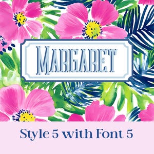 Pu&ograve; includere: Un design floreale con fiori rosa, centri gialli e foglie verdi. Il nome "MARGARET" &egrave; visualizzato in una cornice blu e bianca. Il testo "Style 5 with Font 5" &egrave; mostrato sotto.