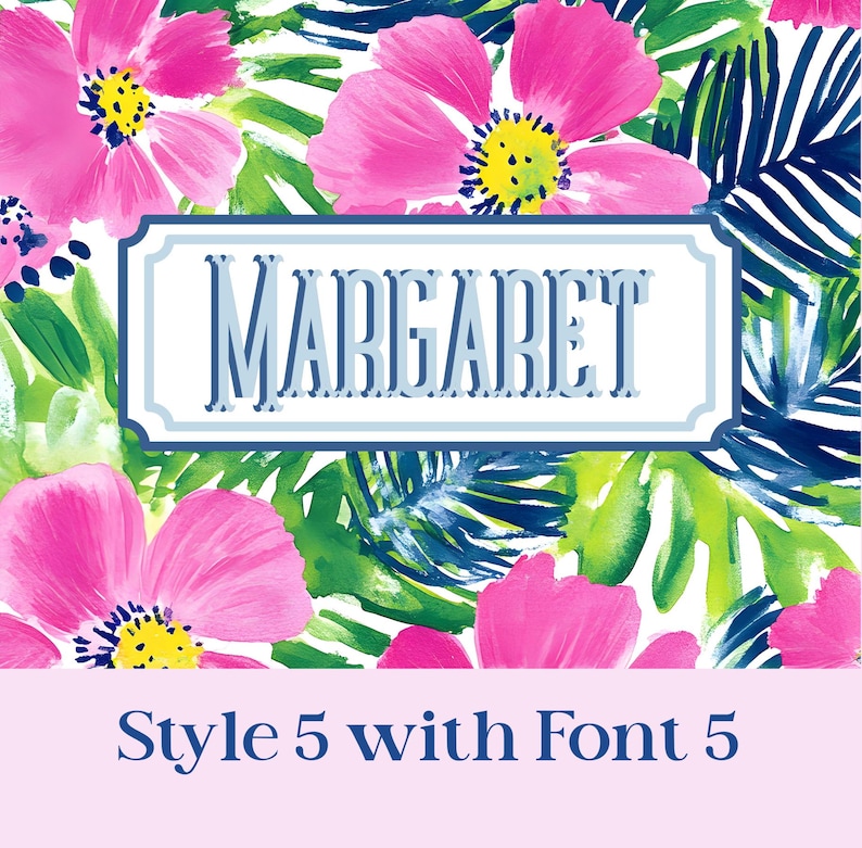 Pu&ograve; includere: Un design floreale con fiori rosa, centri gialli e foglie verdi. Il nome "MARGARET" &egrave; visualizzato in una cornice blu e bianca. Il testo "Style 5 with Font 5" &egrave; mostrato sotto.