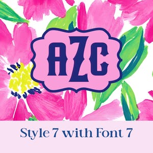 Pu&ograve; includere: Un design monogramma rosa con le lettere AZC in blu navy, su uno sfondo floreale ad acquerello di fiori rosa e verdi. Il testo "Style 7 with Font 7" &egrave; visualizzato in basso.