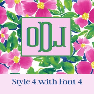 Pu&ograve; includere: Un motivo floreale con fiori rosa e foglie verdi su sfondo bianco. Un rettangolo rosa con lettere monogramma verdi &egrave; centrato. Il testo "Style 4 with Font 4" &egrave; in basso.