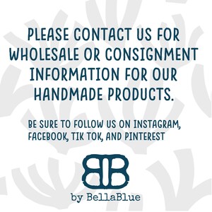 Op de afbeelding: Witte achtergrond met turquoise tekst: "NEEM CONTACT MET ONS OP VOOR GROOTHANDEL- OF CONSIGNATIE-INFORMATIE VOOR ONZE HANDGEMAAKTE PRODUCTEN." Bevat ook social media-handles en een logo met "by BellaBlue."