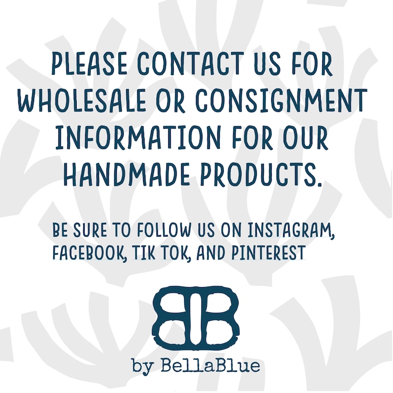 Op de afbeelding: Witte achtergrond met turquoise tekst: "NEEM CONTACT MET ONS OP VOOR GROOTHANDEL- OF CONSIGNATIE-INFORMATIE VOOR ONZE HANDGEMAAKTE PRODUCTEN." Bevat ook social media-handles en een logo met "by BellaBlue."