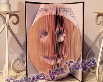 Book folding pattern for a SMILEY