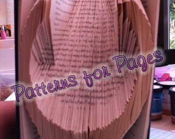 Book folding pattern for a HORSESHOE