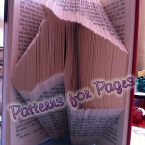 Op de afbeelding: Een boek gevouwen tot een driedimensionale vorm, waardoor een uniek ontwerp ontstaat. Het boek is open en de pagina's zijn gevouwen op een manier die een patroon creëert. De titel "Patterns for Pages" is zichtbaar op de gevouwen pagina's.