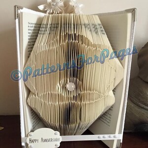 Book folding pattern for a OYSTER SHELL with place for a PEARL
