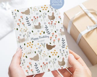 Op de afbeelding: Een printbare verjaardagskaart met een witte achtergrond en een herhalend patroon van bruine kippen, bloemen en bladeren. De tekst "Happy Birthday to you!" is in zwart gedrukt.