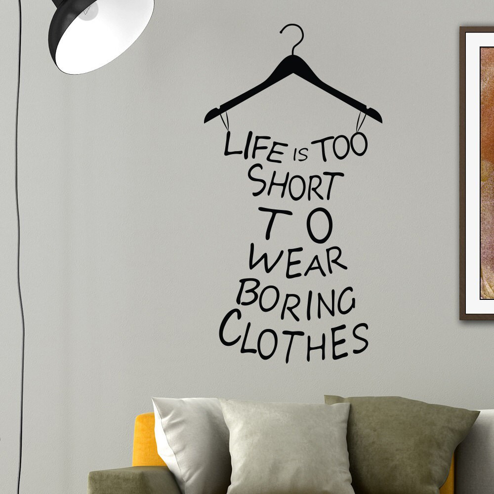 Жизнь слишком коротка чтобы носить скучную одежду. Маленькие лаконичные фразы на одежду. Quotes about fashion and style. Life is short табличка. Красивые надписи на одежде.