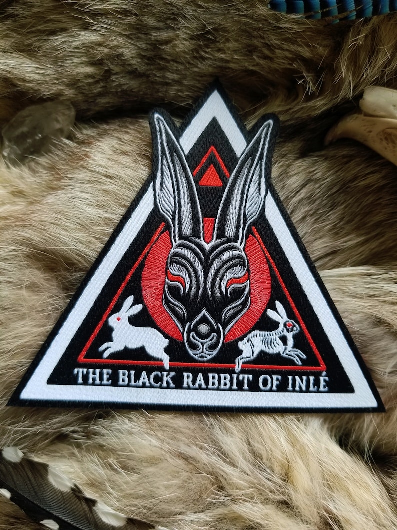 The Black Rabbit of Inlé Woven Patch Skeleton Death Watership down Bunny Nature Circle of Life afbeelding 1