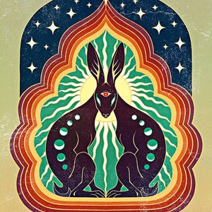 Op de afbeelding: Digitale kunstprint met twee donkerpaarse konijnen met maanfase markeringen, tegen een achtergrond van sterren en een gelaagde boog. De tekst "TWIN FLAME" staat onderaan. Het kunstwerk heeft een vintage, getextureerde uitstraling.