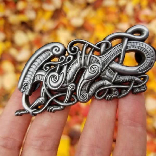 Knotwork Xenomorph 3D Metal Pin  - Alien Monster Celtic Viking Gripping Beast Pagan Horror