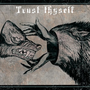 Op de afbeelding: Een zwart-witte illustratie van een wolfskop met scherpe tanden, gedeeltelijk bedekt door een hand. De tekst "Trust thyself" is geschreven in een gotisch lettertype boven de afbeelding. De afbeelding heeft een verweerde, vintage uitstraling.