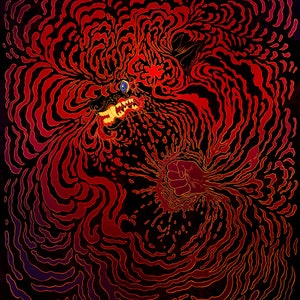 Op de afbeelding: Een digitale illustratie van een rood en zwart wezen met een enkel blauw oog, een gapende mond met scherpe tanden en een gebalde vuist. Het wezen wordt omringd door draaiende rode en zwarte lijnen.