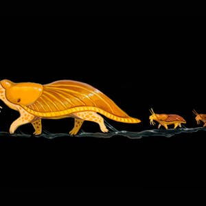 Op de afbeelding: Een rij van vier gele en oranje gestileerde insecten met gesegmenteerde lichamen en poten, die over een zwarte achtergrond lopen.