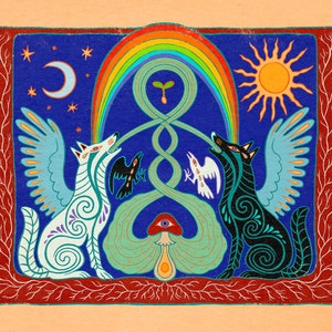 Op de afbeelding: Een kleurrijke illustratie met twee gevleugelde wolven, een witte en een zwarte, die naar een regenboog huilen. Een halve maan, sterren en zon zijn op de achtergrond. Het kunstwerk heeft een rand met een boomachtig ontwerp.