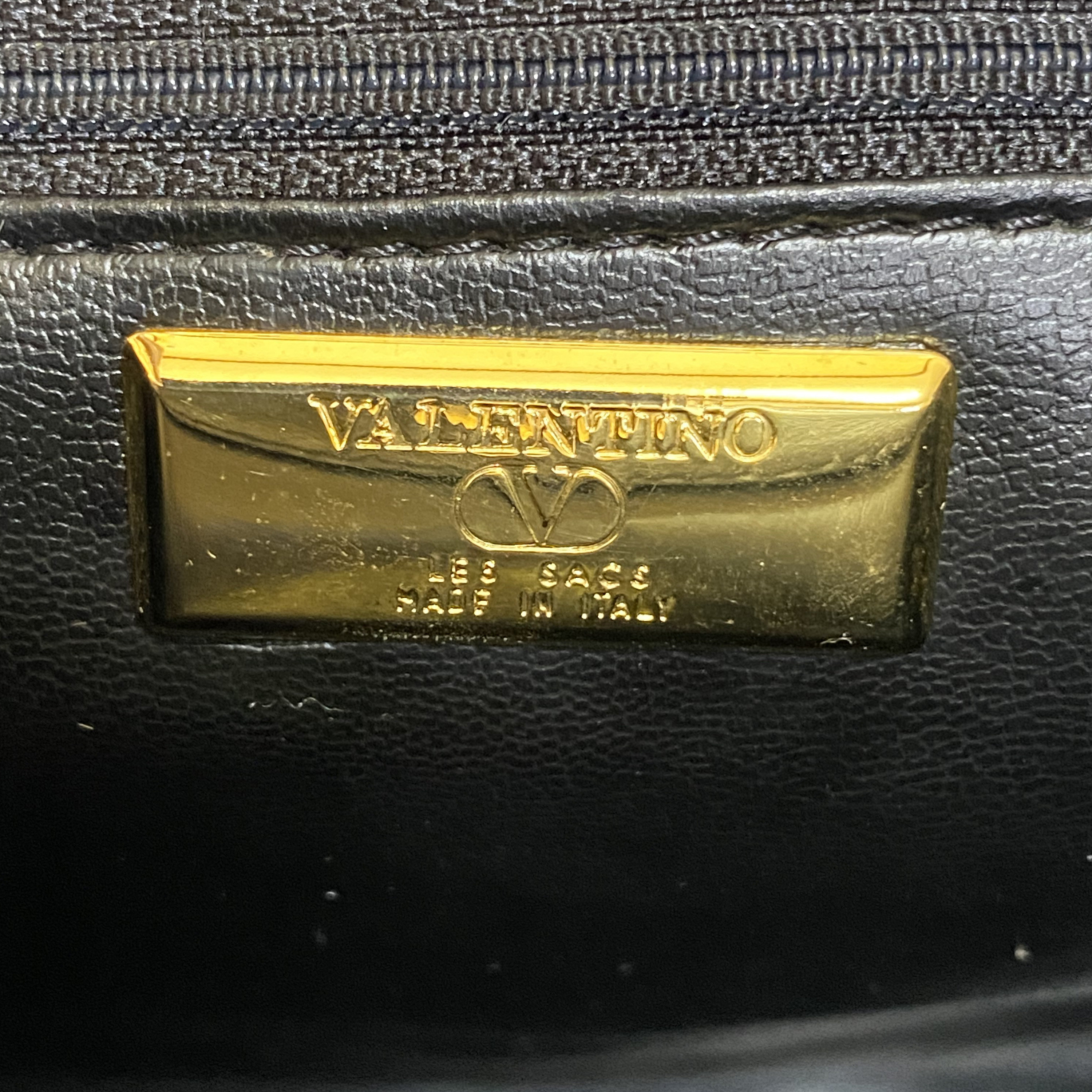 Valentino Garavani - Authenticated VRing Handbag - Leather Black Plain for Women, Never Worn