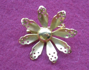 Vintage Gold Tone Flower Floral Pin / Brooch