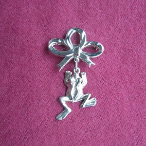 Vintage Silver Finish Motion Jewelry Dangling Frog and Bow Pin Brooch