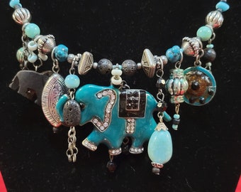 Gargantilla con elefante azul verdoso brillante y cuentas colgantes