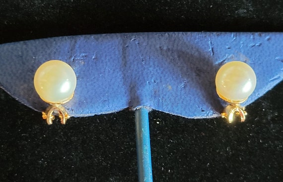 Vintage Light weight Petite Clip On Stud Faux Pea… - image 5