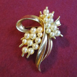 Gold Tone Vintage Multi Faux Pearl (22 Pearls) Pin