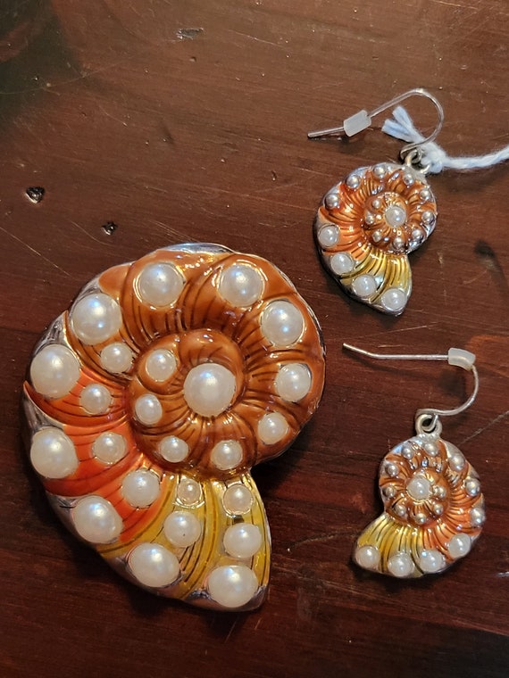 SALE Enameled Faux Pearl Snail Shell Earrings and Magnetic Pendant Set Etsy
