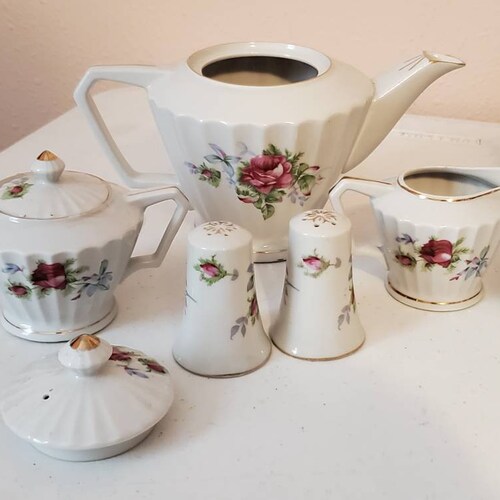 Lefton Cina shops Tea Pot Set Creamer Sugar Salt Pepper Shakers