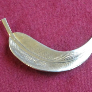 Vintage Gold tone Leaf pin