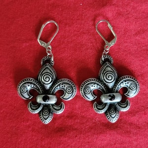 Large size Silver/Pewter tone Fleur de Lis Dangle Earrings