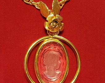 Colgante de rosa con camafeo y cadena de cuerda dorada