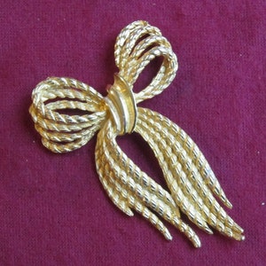 Vintage Gold Finish Bow Pin Brooch Rope Style