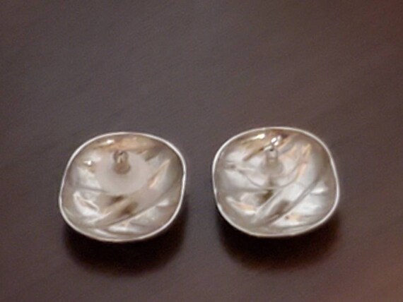 Silver button style rounded rectangular shaped ge… - image 5