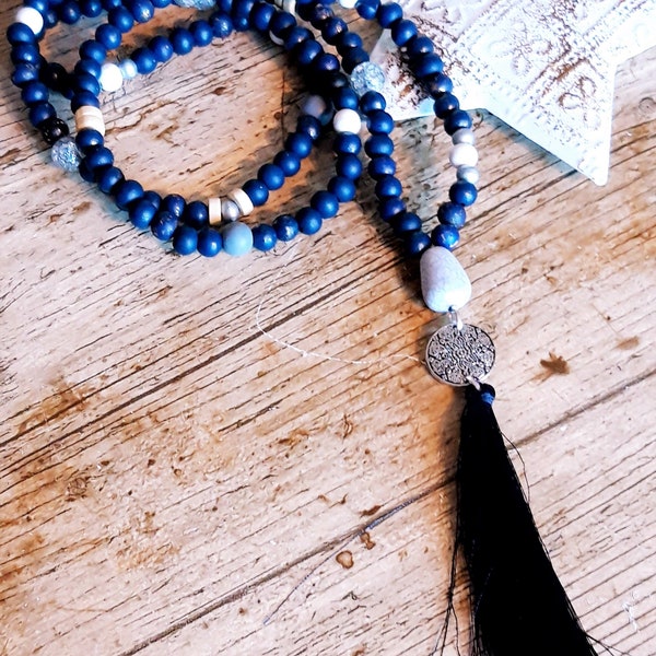 Sautoir/collier mala long boho boheme perles bois et bleu marine  avec pompon, esprit gipsy