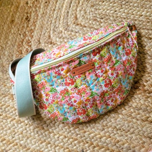 sac banane bandoulière crossbody en tissu fleuri matelassé et bandoulière fantaisie