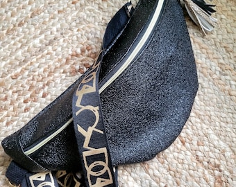 sac banane  bandoulière crossbody en cuir rock noir et bandoulière monogrammes dorés fantaisie