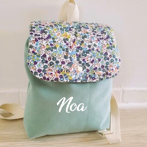 Sac à dos enfant velours cotelé et tissu fleuri vert d'eau sauge avec prénom personnalisable - sac à coulisses maternelle école piscine