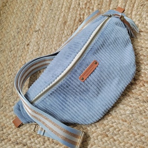 sac banane bandoulière crossbody en velours cotelé bleu ciel image 2