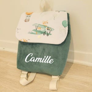 Sac à dos enfant velours cotelé vert et tissu montgolfières/avions sauge - prénom personnalisable - sac à coulisses maternelle école piscine